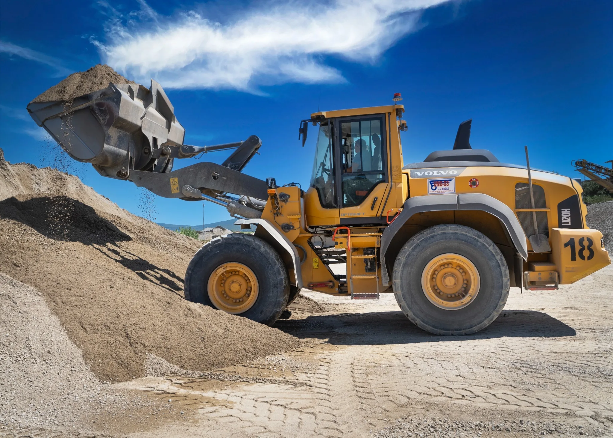 Nakladacia technika VOLVO pri práci