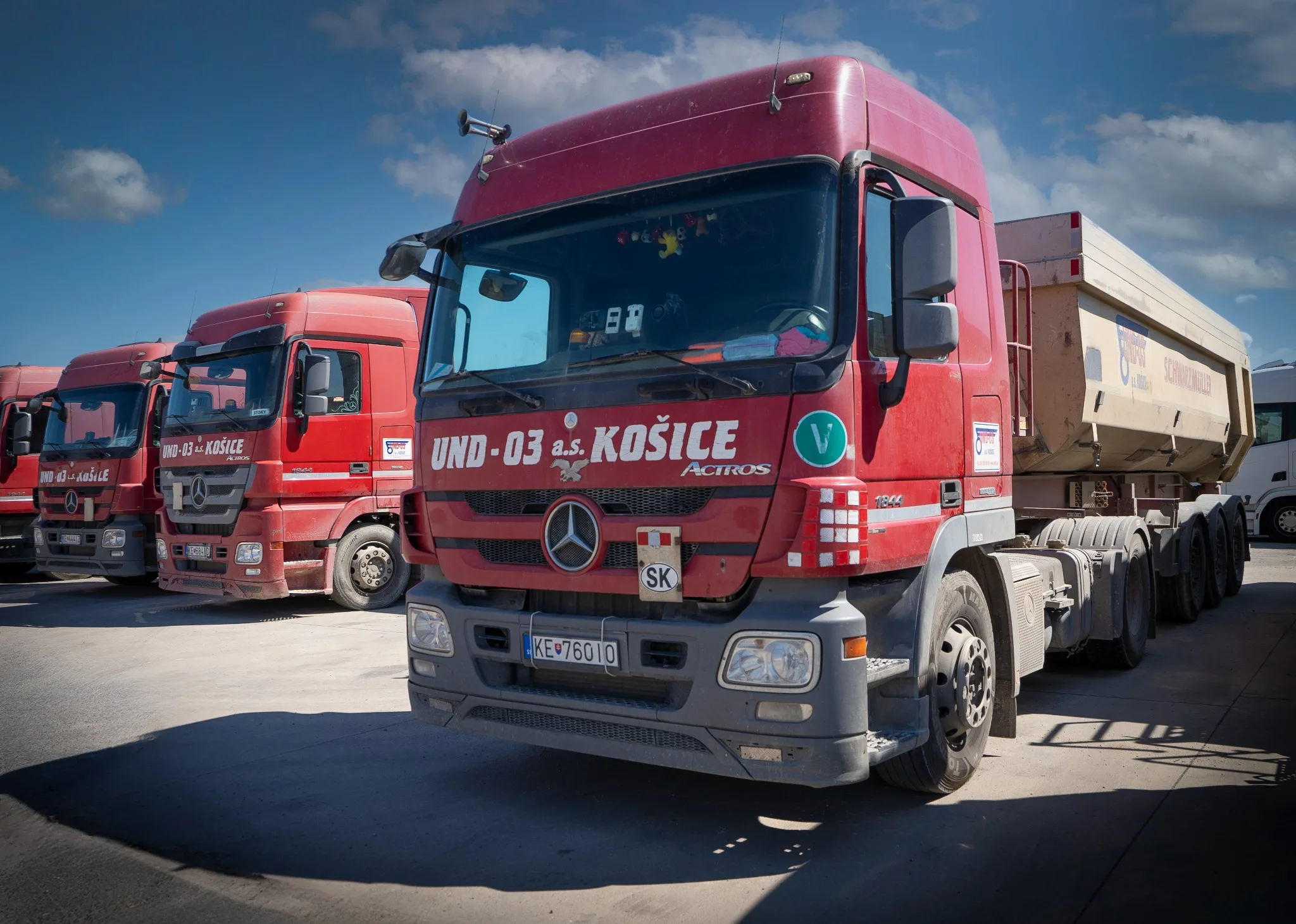 Ťahač UND-03 pripravený na prepravu materiálu