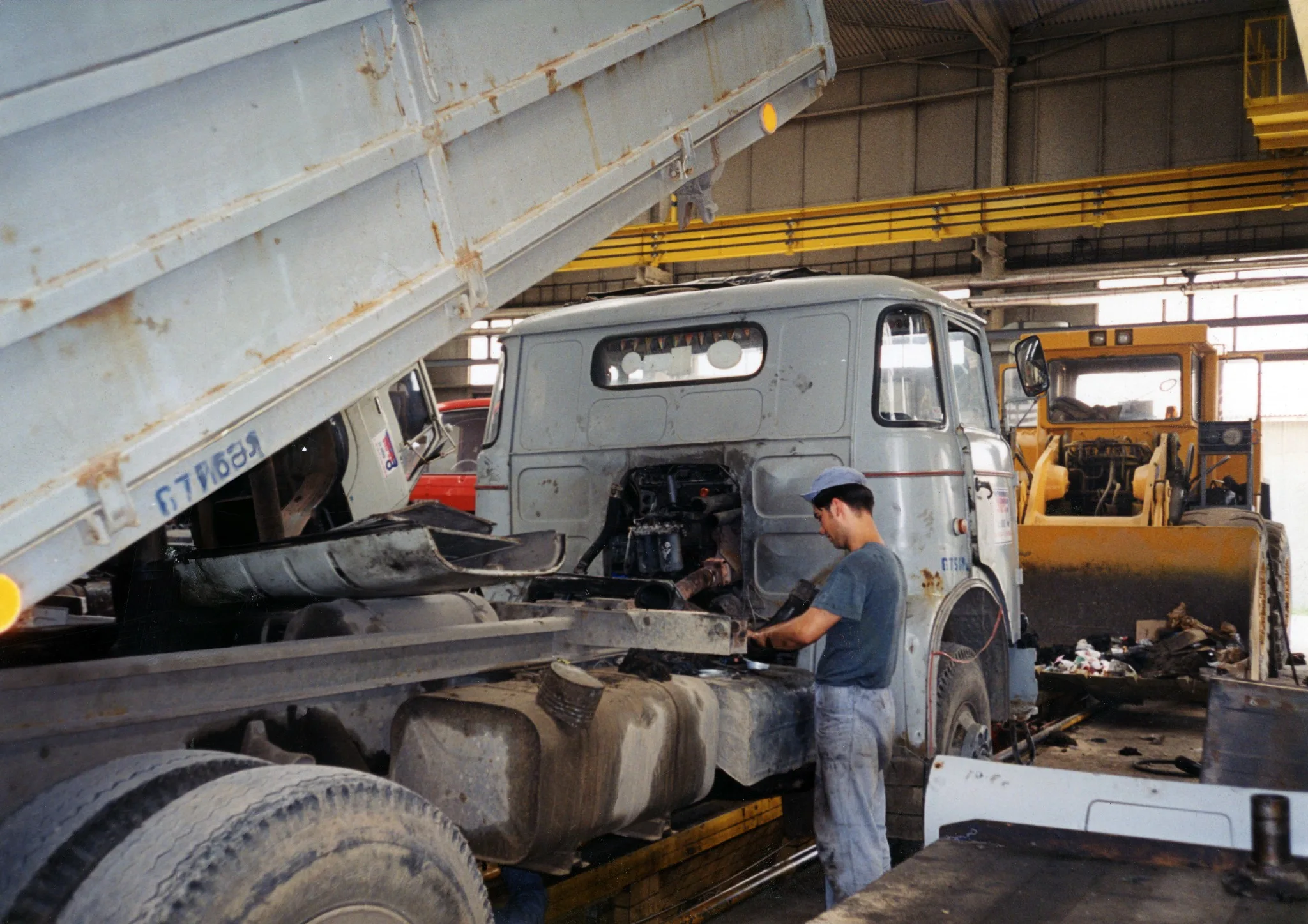 Historická fotografia areálu a vozidiel