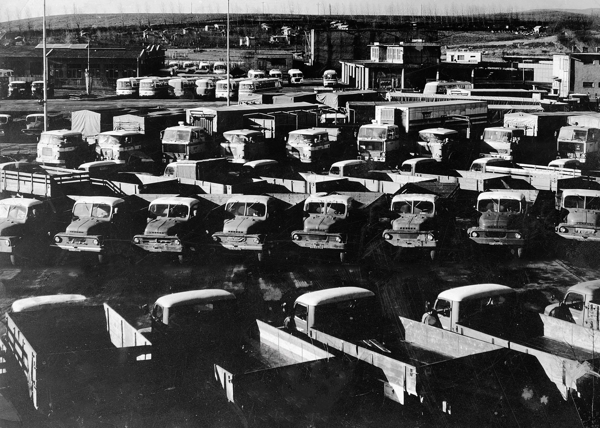 Historický autobus v areáli spoločnosti