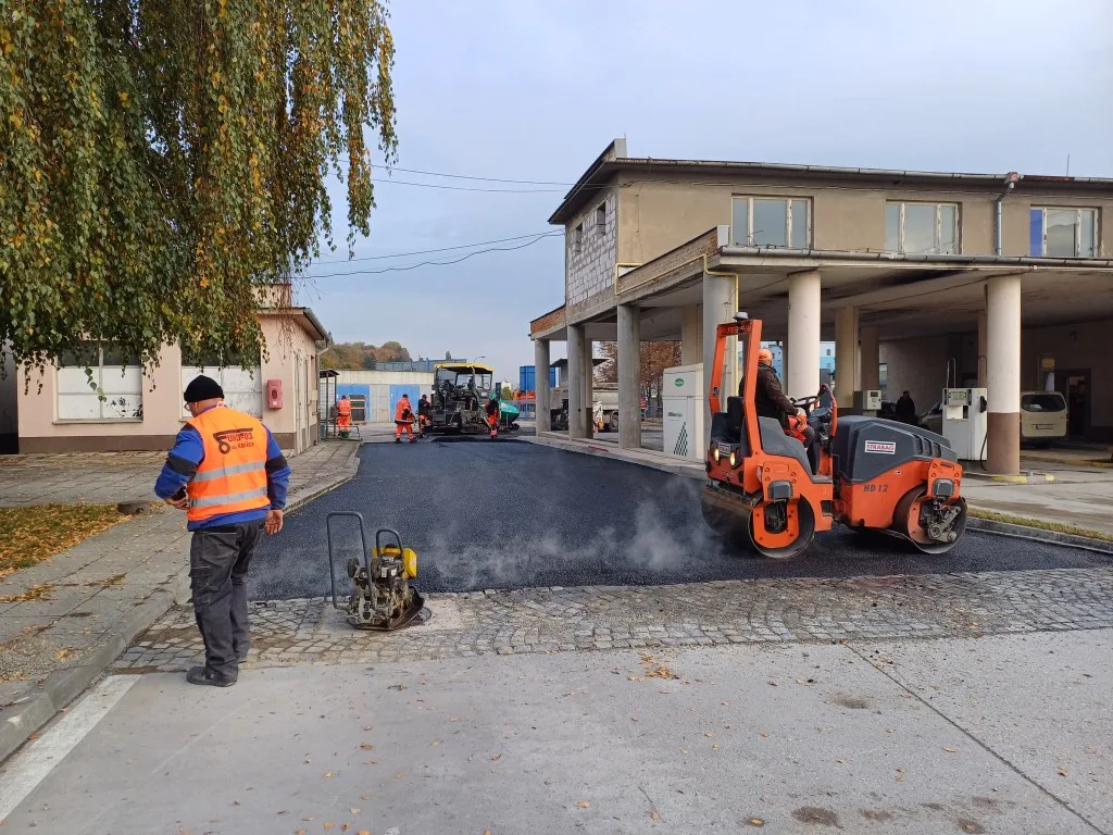 Asfaltovanie v areáli UND-03 — valcovanie čerstvého asfaltu