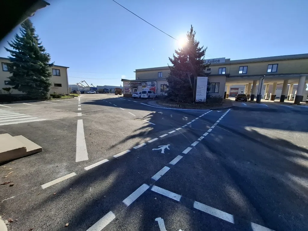 Dokončený dvor s novým asfaltom a dopravným značením