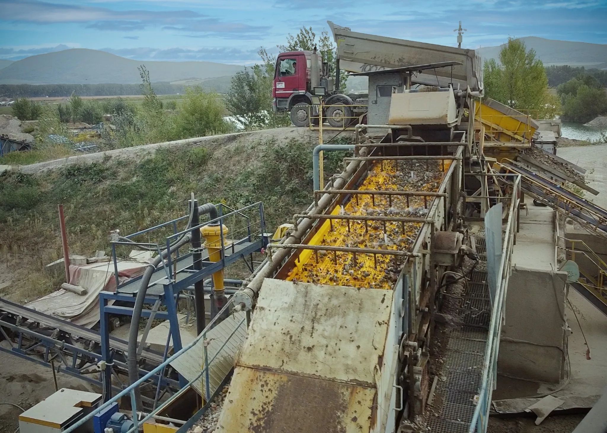 Spracovanie materiálu a skladovanie stavebných hmôt UND-03