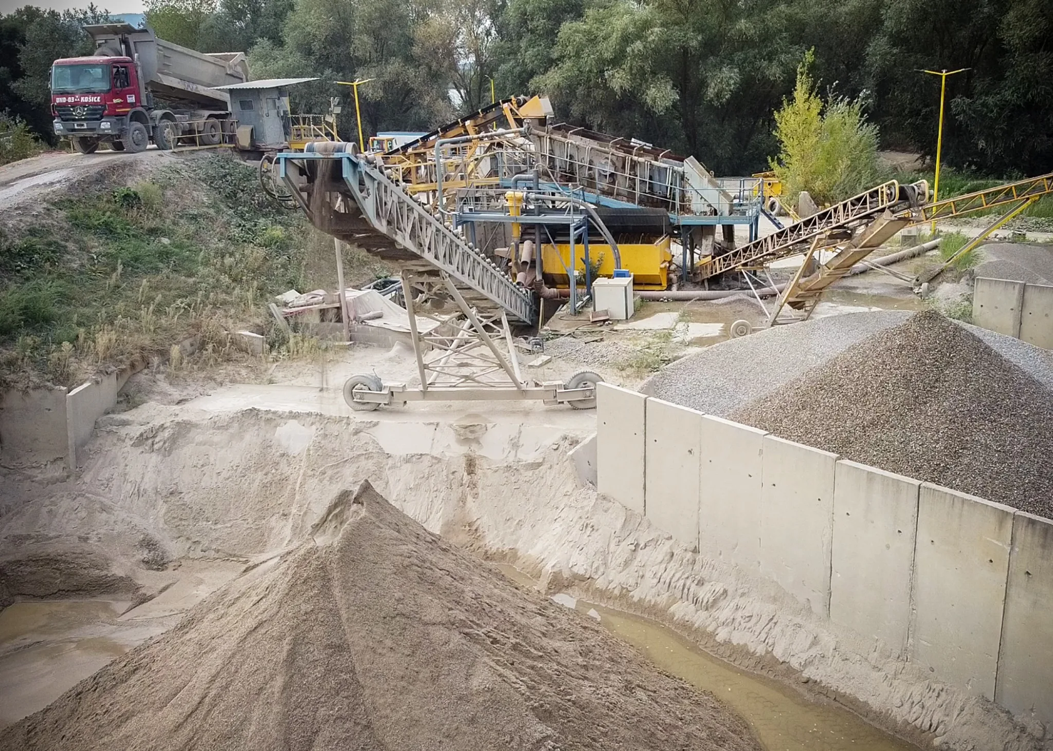 Areál a technologická linka stavebných hmôt UND-03