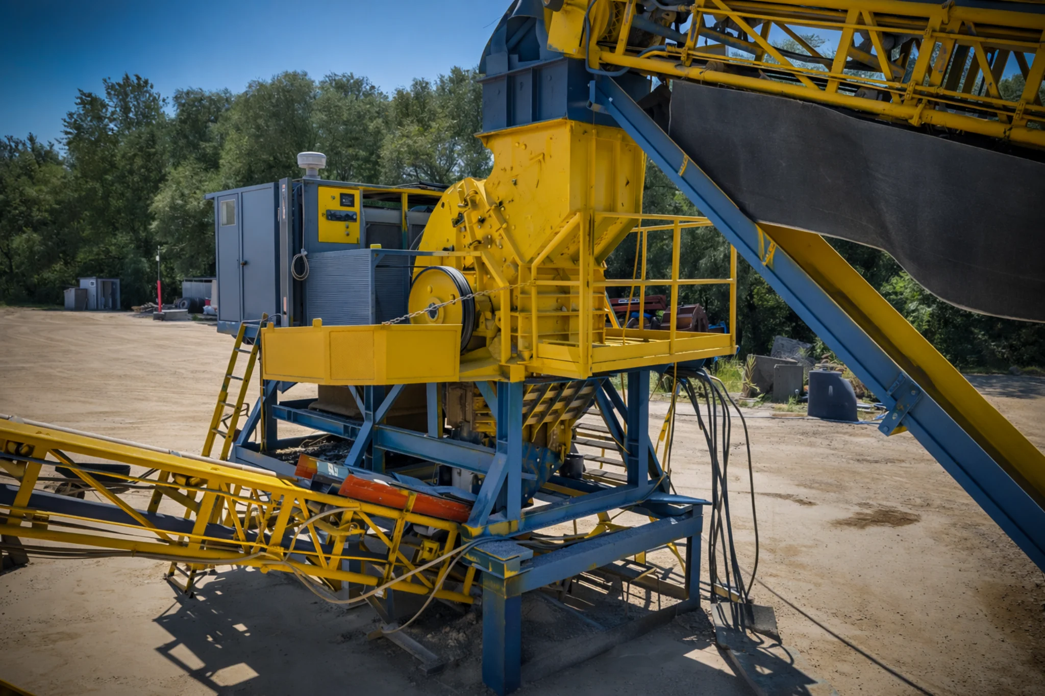 Triediaci stroj stavebných hmôt UND-03